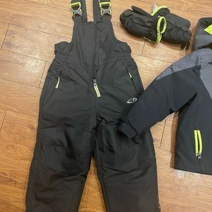 Boys 2T spyder brand jacket, bibs and gloves like new